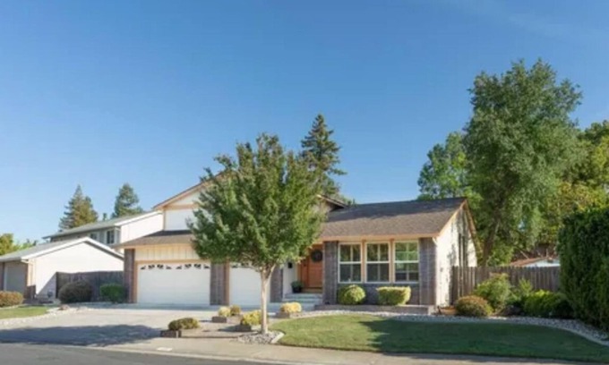 Roseville House | Cozy Home, Insurance Stays, 30 Days+, Pets, Corporate Housing