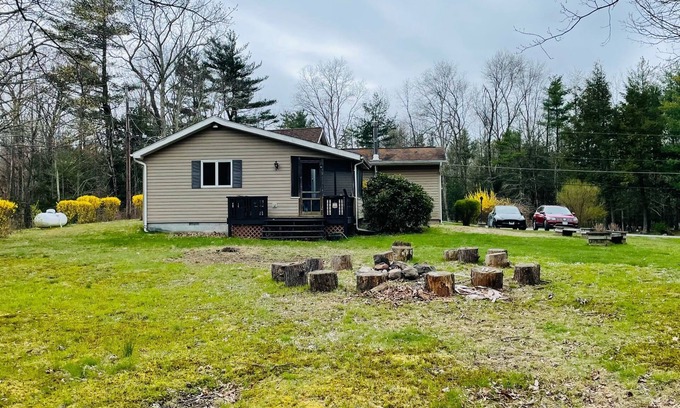 Saugerties Cottage | Cozy home near Woodstock/Saugerties. Pets welcome!