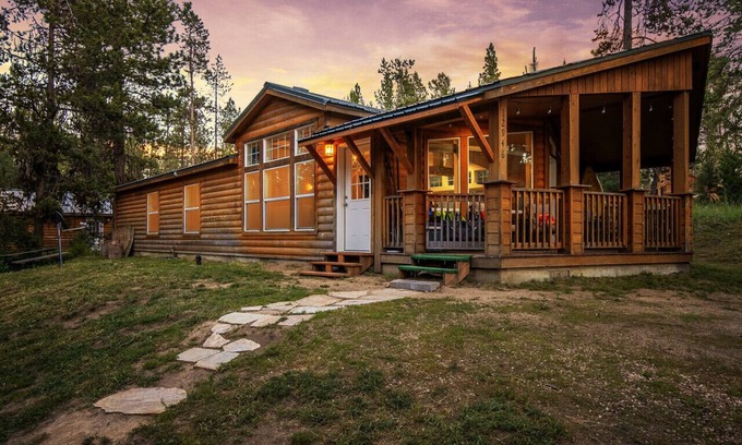 Donnelly Cabin | Cozy Home Nestled in Donnelly w/Sandy Beach Access