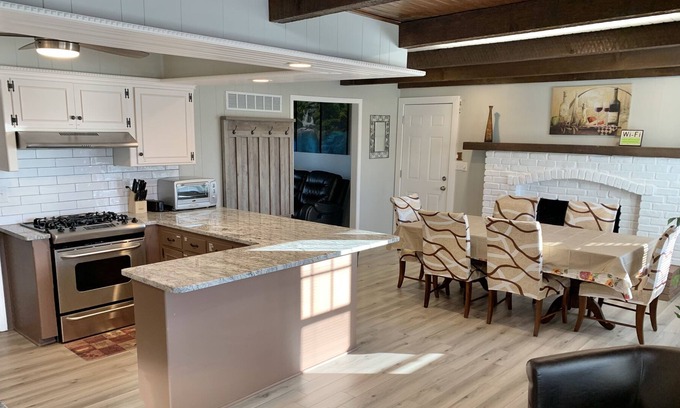 South Kansas City House | Cozy Home on Acreage, Super Location!! Sleeps 6! Approved rental NSD-STR-00170