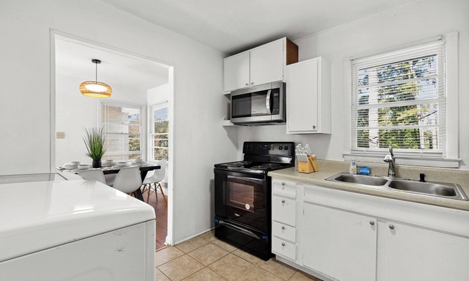 White Stone House | Cozy Home one block from The Creek Golf Club