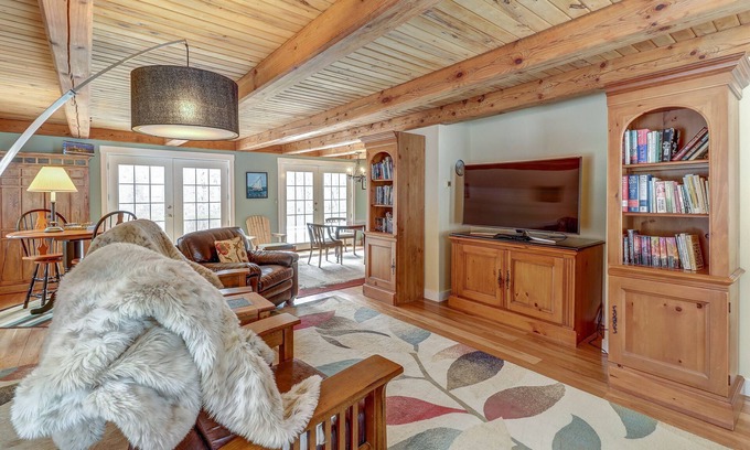 Moretown House | Cozy home w/great deck, jetted tub & fireplace - watch the leaves change