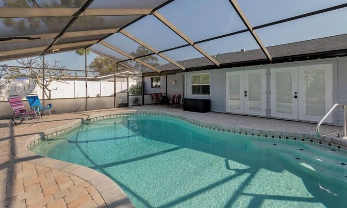 Venice Gardens House | Cozy home with heated pool - 8 min from the beach.
