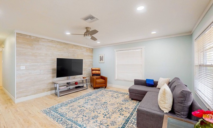 West Bradenton House | Cozy home with modern kitchen, lanai, & washer/dryer- perfect for group stays