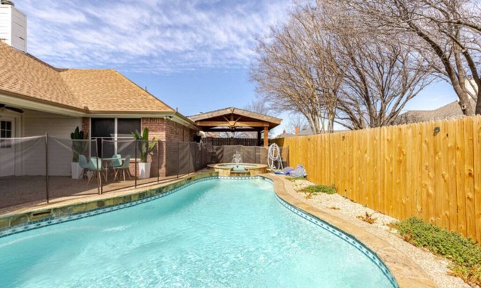 Saginaw House | Cozy Home with pool and backyard, 5 bed house.