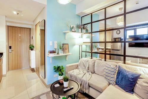 Barangay 76 Apartment | Cozy & Homey 1BR Apartment near MOA facing Pool with Own Parking with Netflix & DisneyPlus & up to 200mbps Wifi