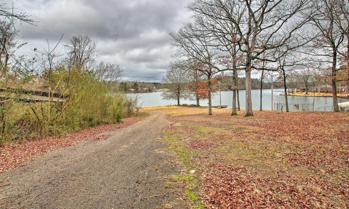 Piney Apartment | Cozy Hot Springs Studio with Boat Ramp Access!