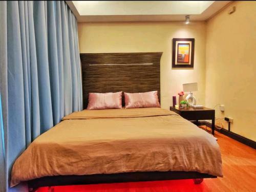 Highway Hills Bed & Breakfast | Cozy Hotel Room with Bath Tub and Free Pool Access