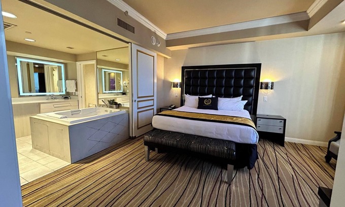 Las Vegas Apartment | Cozy hotel suite in brilliant Las Vegas with spectacular views and luxury living