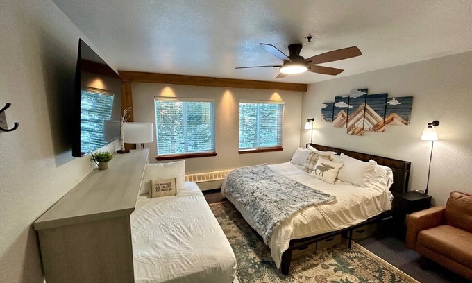 Alpine County Apartment | Cozy Hotel Unit - steps from ski lifts, hot tub, kitchenette n