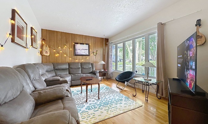 Laval House | Cozy house – 6p – Close to Centropolis & Carrefour Laval