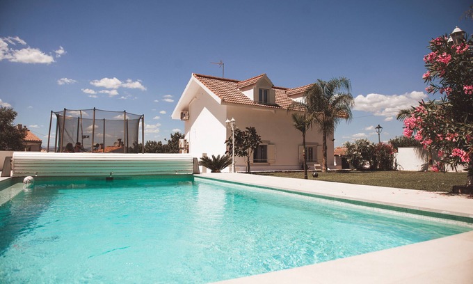 Alhaurin de la Torre Ski Chalet | Cozy House with large pool and great views near the beach