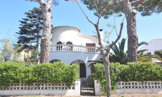 Empuriabrava Ski Chalet | Cozy House in Empuriabrava, Costa Brava! 4 Bedrooms, Near the Beach, Garden, Barbecue. Book now!