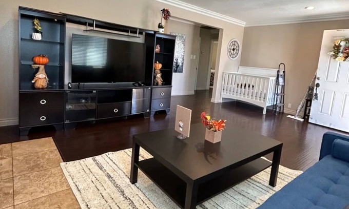 Westmont House | Cozy House in Pomona Old Town - BBQ - Park View