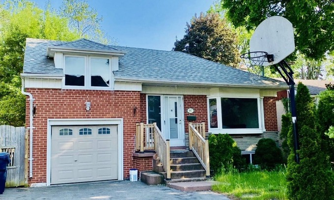 Willowdale House | Cozy house located in Toronto North York central business district. n