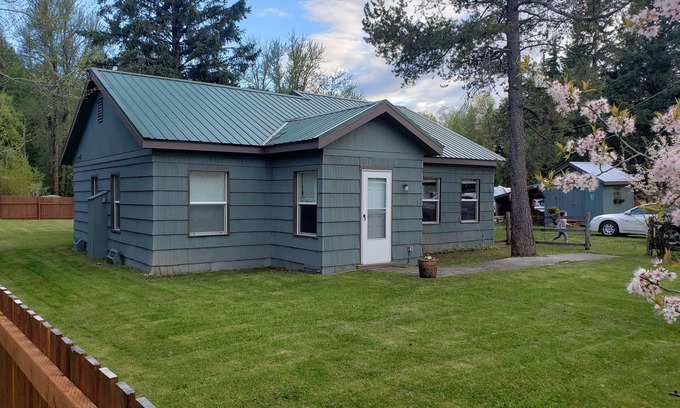 Coram House | Cozy house near Glacier Park