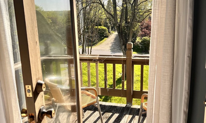 Howard House | Cozy House on the Hill- Howard, OH