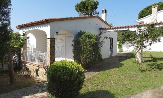 L'Escala Ski Chalet | Cozy house with garden and barbecue near the beach