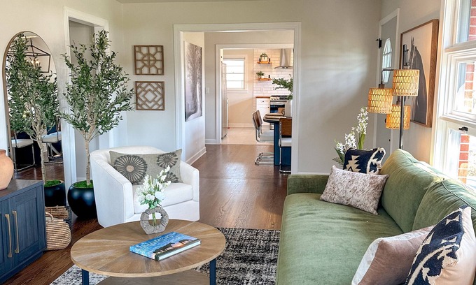 Elizabethtown House | Cozy house with ping pong table and outdoor entertainment area