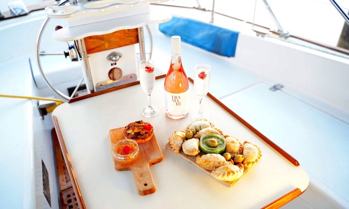 Coconut Grove Boat Rental | Cozy Houseboat in Vibrant Miami with AC and WiFi