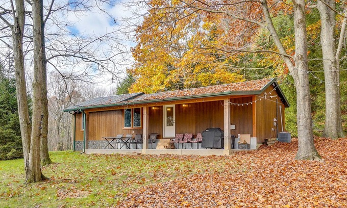 Bladensburg Cabin | Cozy Howard Cabin: Hike, Hunt + Fish!