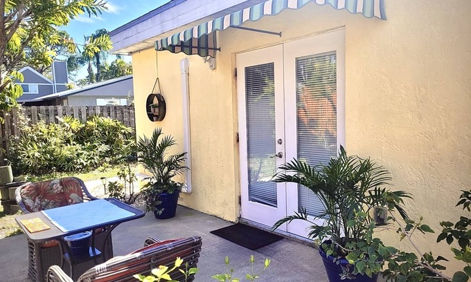Gulf Gate Estates Apartment | ~ Cozy In-law Apartment Close to Siesta Key ~