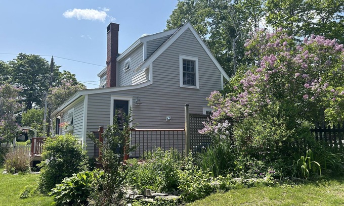 Peaks Island House | Cozy Island Retreat /Sleeps 6 /Large Outdoor Space /Firepit /2 Bikes