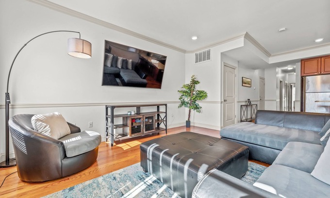 Bergen Apartment | Cozy Jersey City/NYC Oasis w/Double Balcony