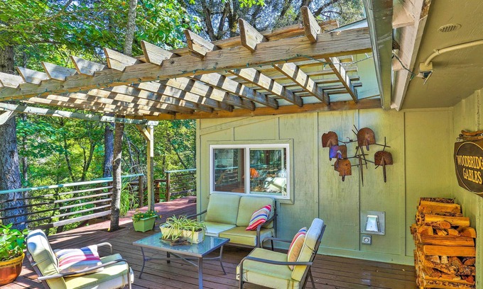 Junction City Cottage | Cozy Junction City Cottage w/Deck by Connor Creek!
