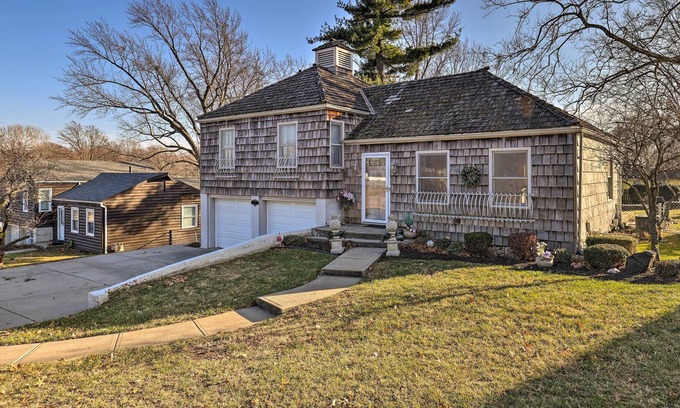 Gladstone House | Cozy Kansas City Home w/ Yard - 9 Mi to Dtwn!