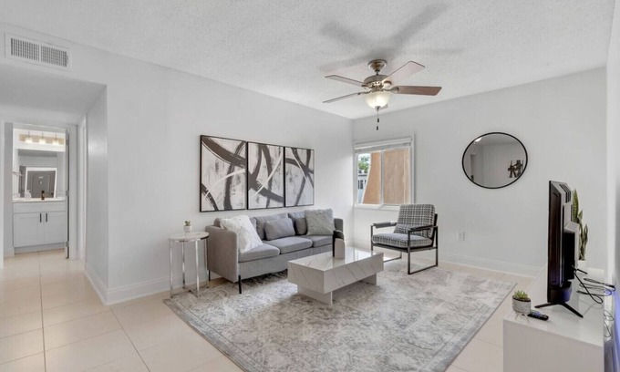SoHo Apartment | Cozy King APT near Bayshore! Pool/gym/FREE parking
