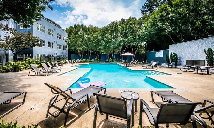 Lindridge-Martin Manor Apartment | Cozy king bed suite w/free parking , pool & gym
