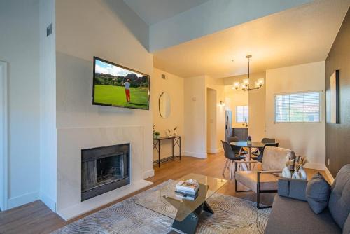 North Scottsdale Apartment | Cozy KingBed Golf Pickleball Pool Hot Tub Parkng