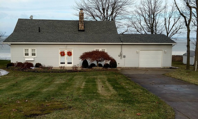 Gypsum House | Cozy lake front home is waiting for you!