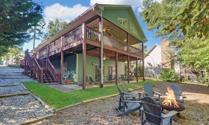Lavonia House | Cozy Lake Hartwell Cabin - Beautiful dock views! Bring your boat and your pet!