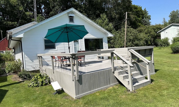 Benton Harbor House | Cozy lake house in Sister Lakes Michigan - family or friends retreat.