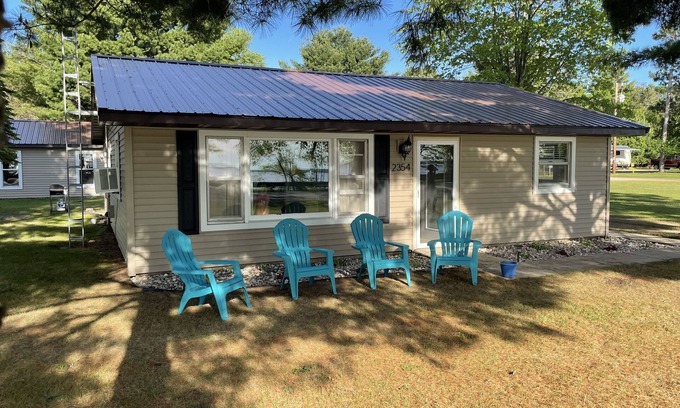 Friendship House | Cozy Lake View Getaway