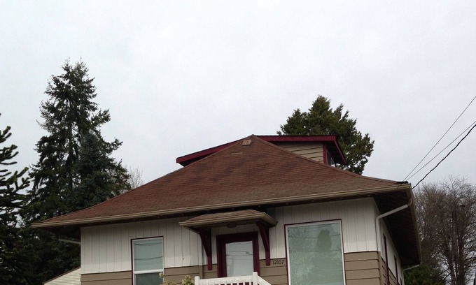 Lake Stevens House | Cozy Lake-View Home with Xfinity Cable and Wi-Fi, HDTV, Washer/Dryer