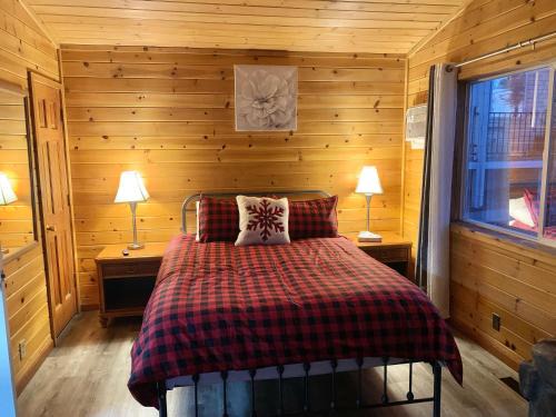 The Village Apartment | Cozy Lake-View Lodge Near Village