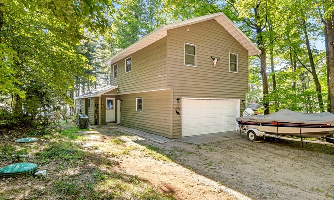 Three Lakes House | Cozy Lakefront Cabin w/Kayak, Fireplace & WiFi - Near Dock & Snowbirds Welcome
