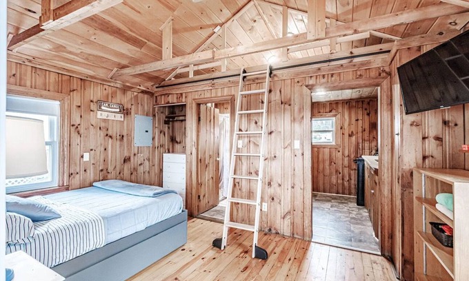Naples Cabin | Cozy Lakefront Cabin with Beach & AC