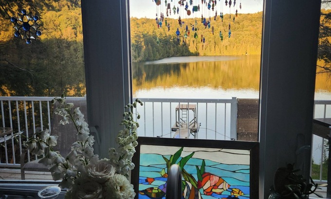 La Peche House | Cozy lakefront cottage in Wakefield.nPet friendly!