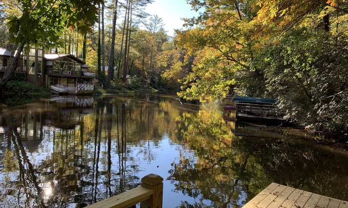 Mirror Lake House | Cozy Lakefront Getaway 2BR/1BA on Mirror Lake, 1 mile from town