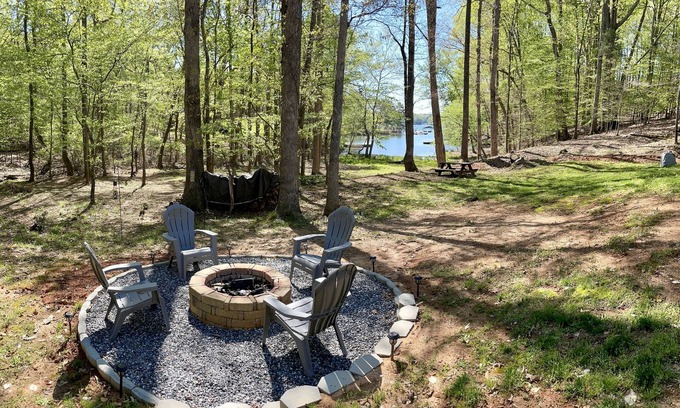 Troutman House | Cozy lakefront home on Lake Norman w/firepit, super close to hiking and a beach!