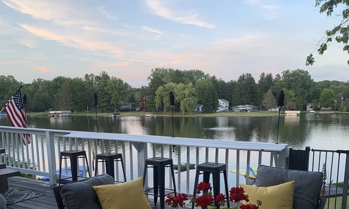 Fenton House | Cozy Lakefront home