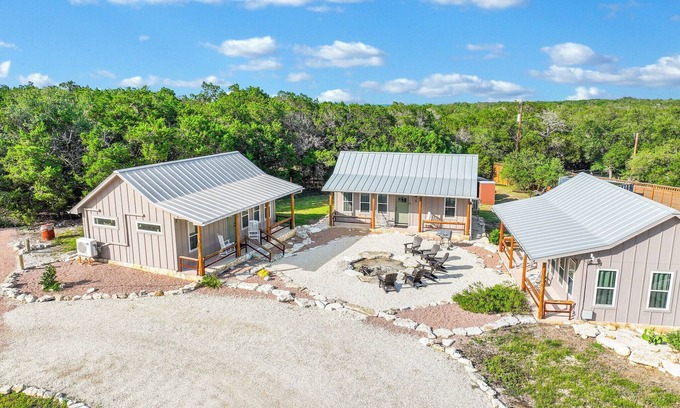 Wimberley Cabin | Cozy Lakehouse Charm + Firepit & Pickleball Fun