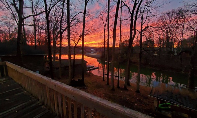 Sherrills Ford House | Cozy Lakeside Bungalow 3 Patios, Kayaks, Firepit & Dogs Allowed!