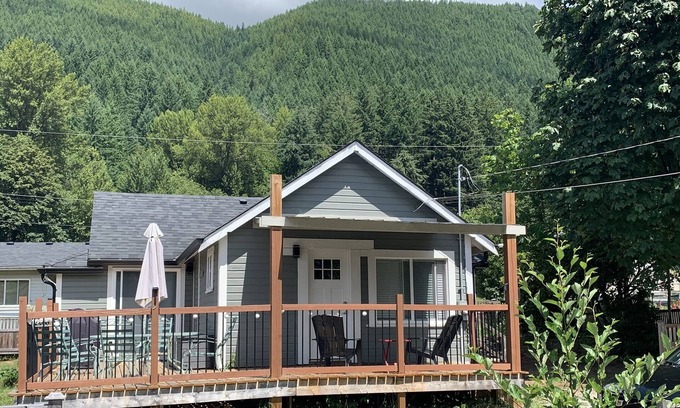 Youbou Cabin | Cozy Lakeside Cabin