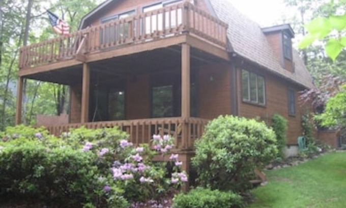 White Haven House | Cozy Lakeside Cottage: Hot Tub, Pool Table, Lake Access, Kayaks, WiFi, +More