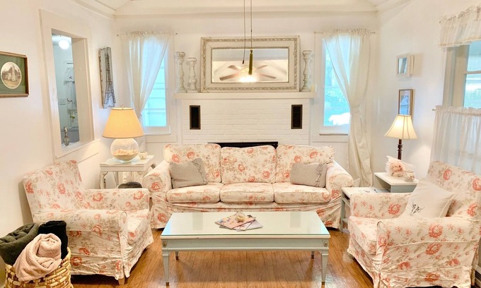 Lakeside House | Cozy Lakeside Cottage. with access to a private beach!